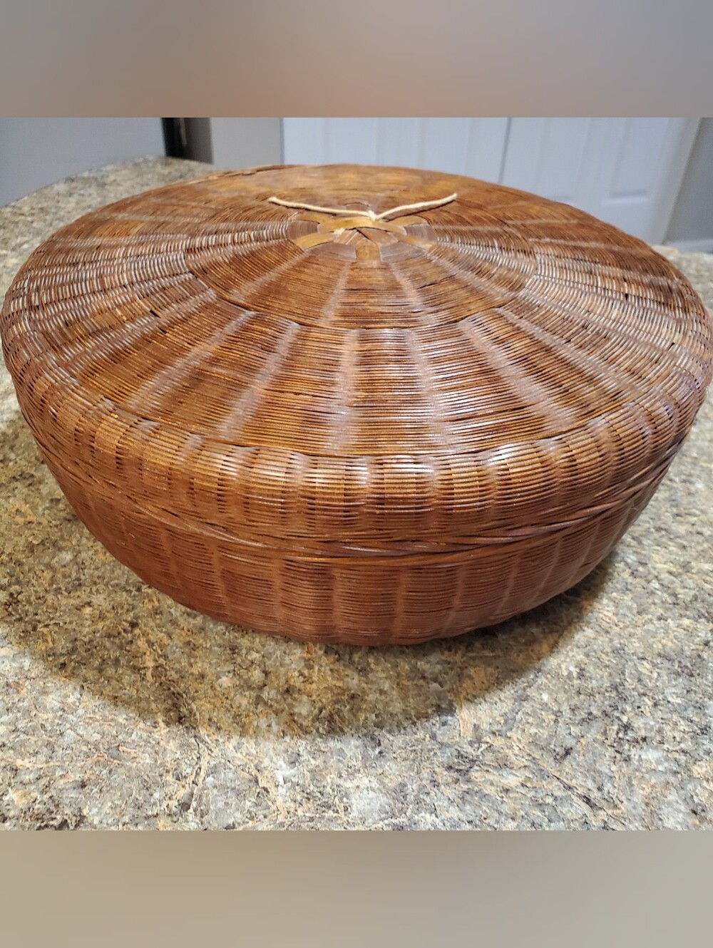 VINTAGE BASKET WITH LID . ROUND WICKER RATTAN STORAGE. SEWING. DECO